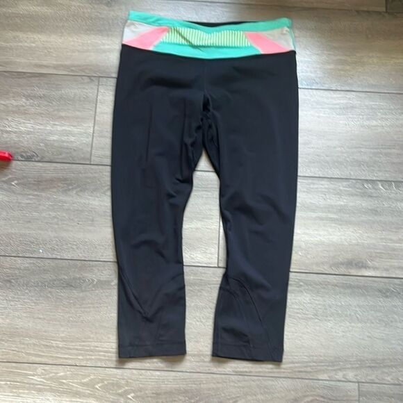Size 8 Lululemon Run: Inspire Crop II - Picture 1 of 5
